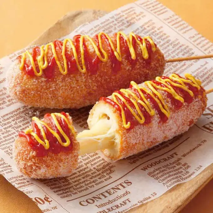 Hotdog phô mai chiên lớp áo xù, rưới tương cà và tương mù tạt